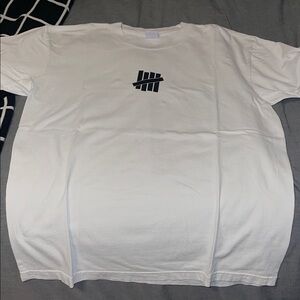 Undefeated Men’s White Graphic T-Shirt. Size L